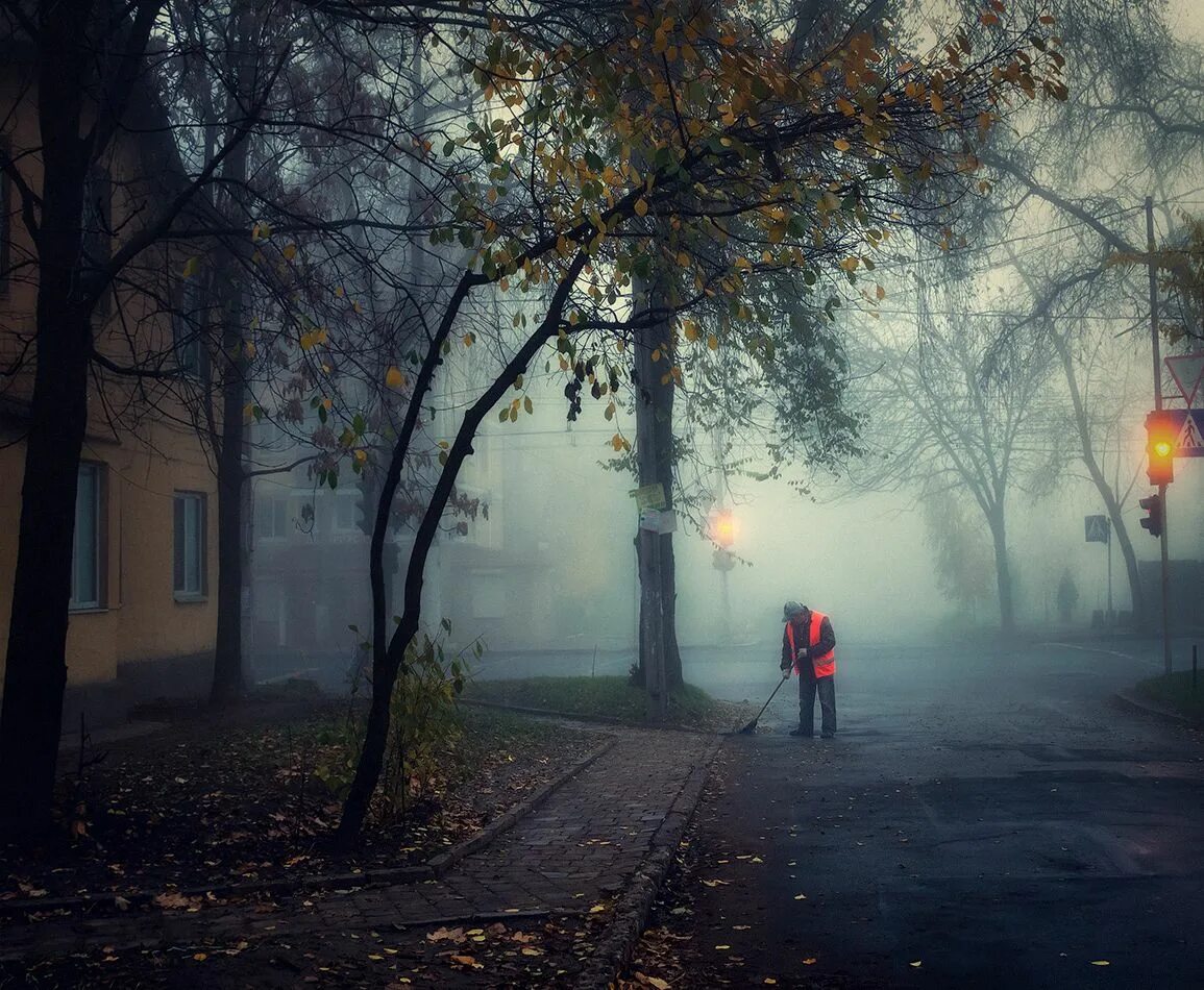 Осенью на улице очень депрессивно выходить. Осень уединение. Осеннее обострение. Депрессивная фотосессия осень. Депрессивная осень.