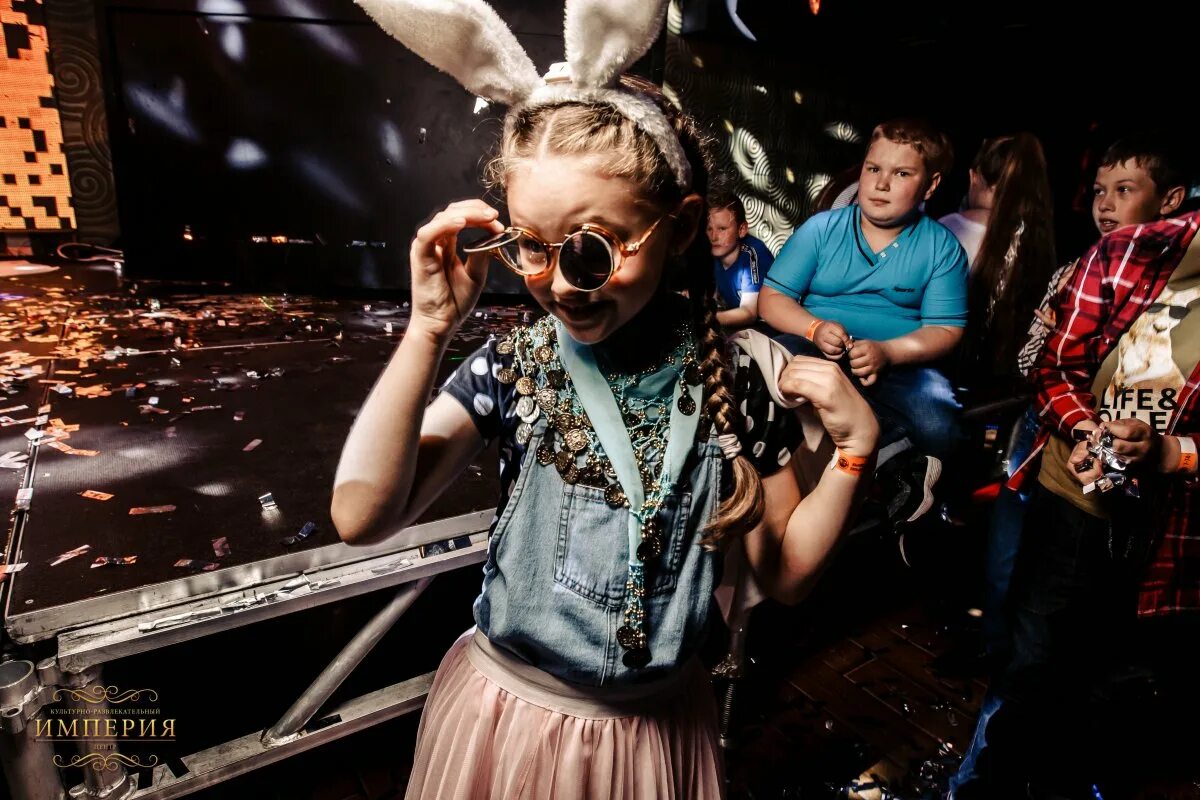 Дискотека для детей 7 лет современная. Детская дискотека. Дискотека 6 7 лет. Дискотека для подростков. Тематическая дискотека.