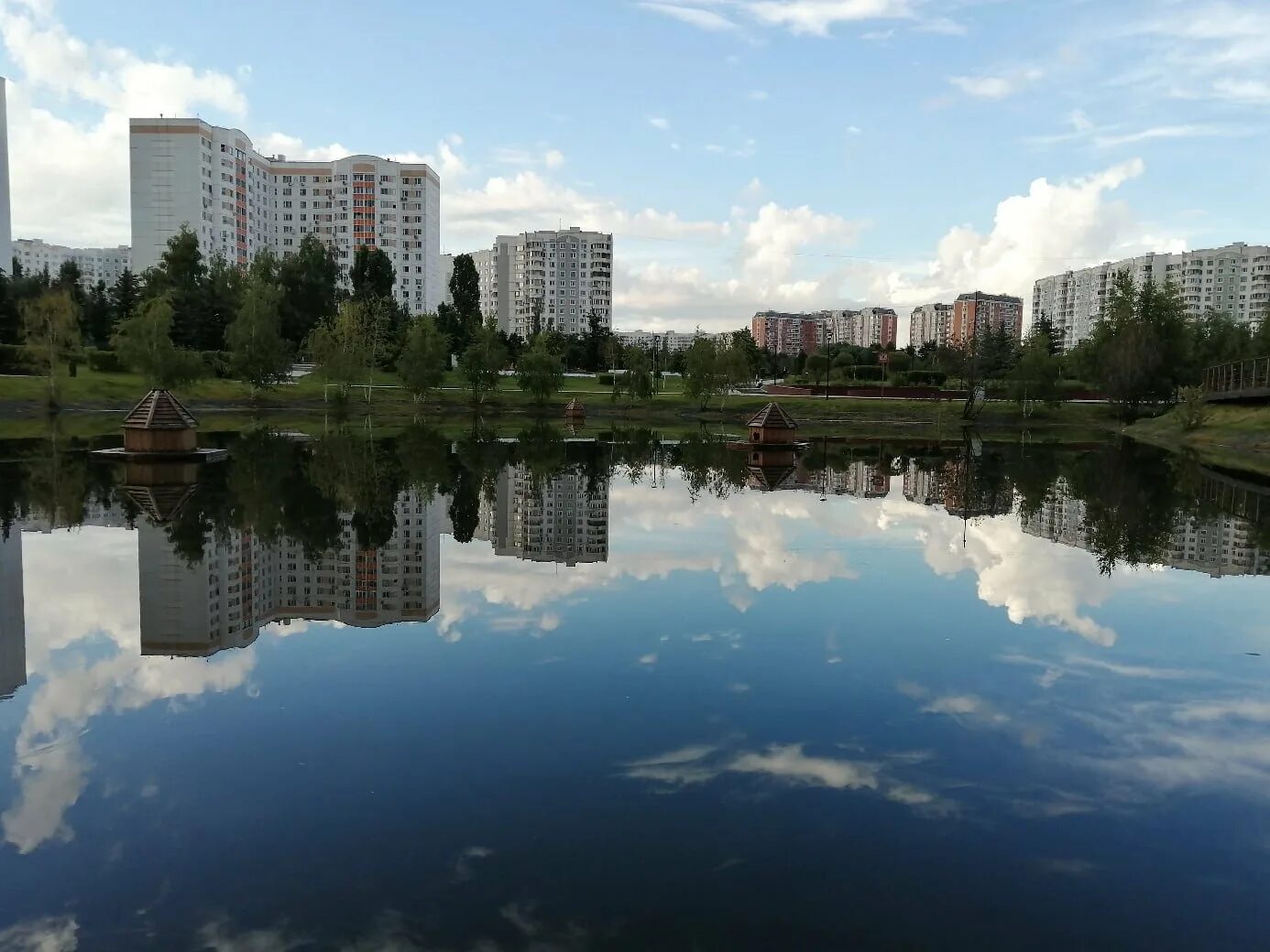 Дрожжинский пруд бутово. Южное бутово природа. Черневский пруд в южном бутово. Южное бутово бунинская аллея. Парк южное бутово бунинская аллея.