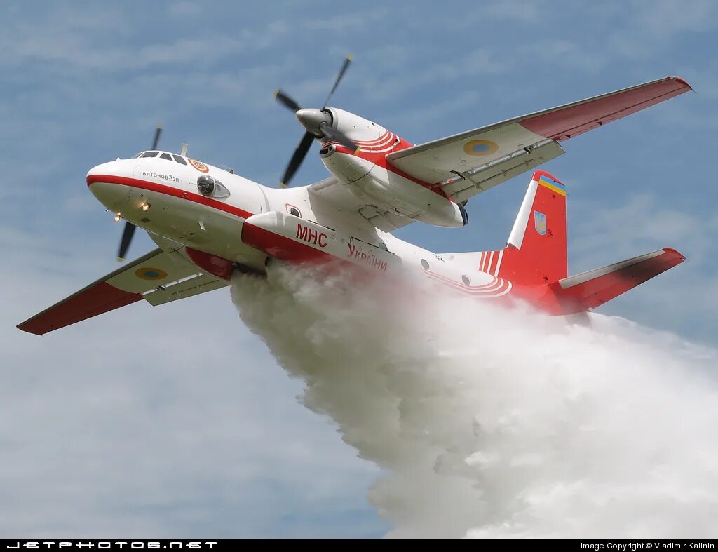 В каком году появились пожарные самолеты. Пожарный самолет. Спасательный самолет. Российские пожарные самолеты. АН 2 пожарный самолет.