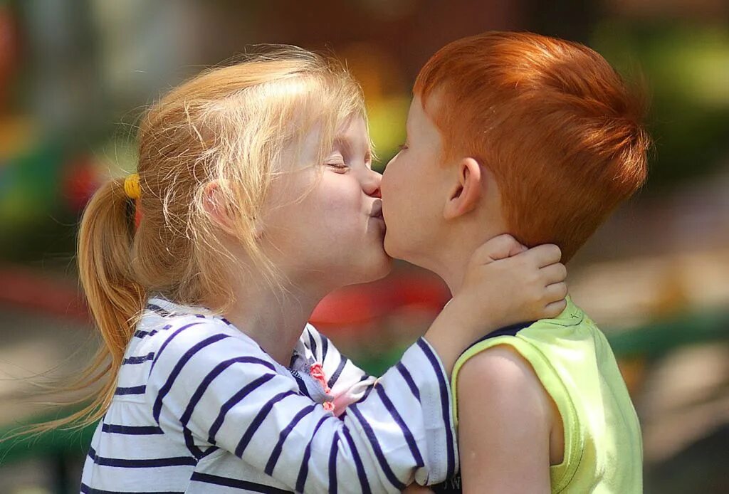 Детский поцелуй. Детский поцелуй взасос. Поцелуемся и помиримся. Поцелуй примирения. Дай поцелую губы