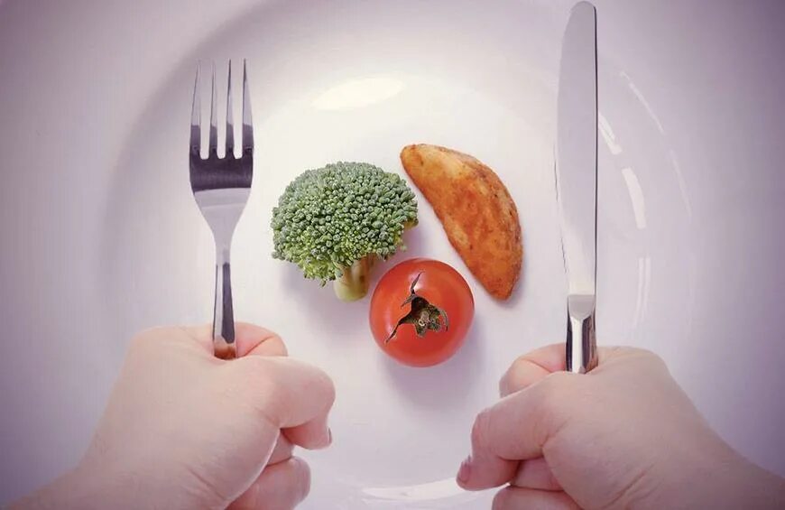 Что нужно есть чтобы похудеть. Мало ест как называется. Как меньше кушать чтобы похудеть. Фотосессия с едой. Маленькие порции еды.