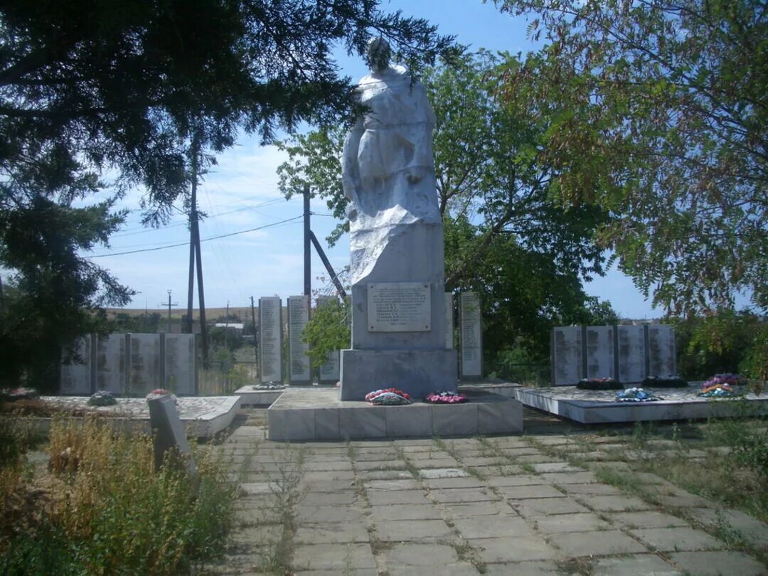 Сиротинская станица Иловлинского района. Станица Сиротинская Волгоградская. Сиротинская Иловлинский район Волгоградская область. Братские могилы Волгоградской области.