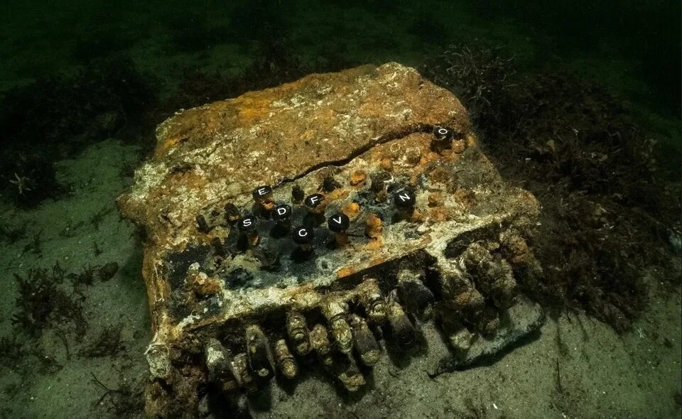 Что нашли в море. Клады на дне морей и океанов. 67 дней в море нашли. 67 дней в море нашли. Затопленный город в черном море.