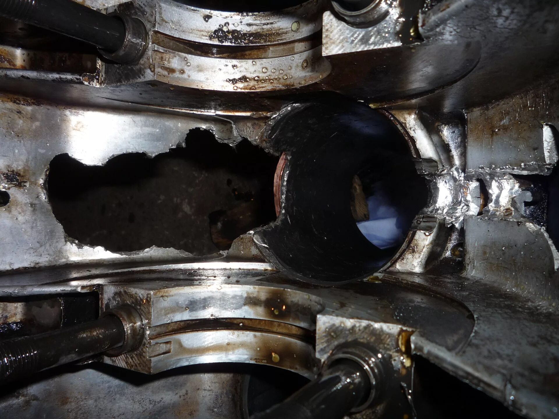 Обрыв шатуна. Шатун s4s 32l1900010. Повреждение шатуна. Шатуны 21126 усиленные. Обрыв шатуна на оппозитном двигателе.