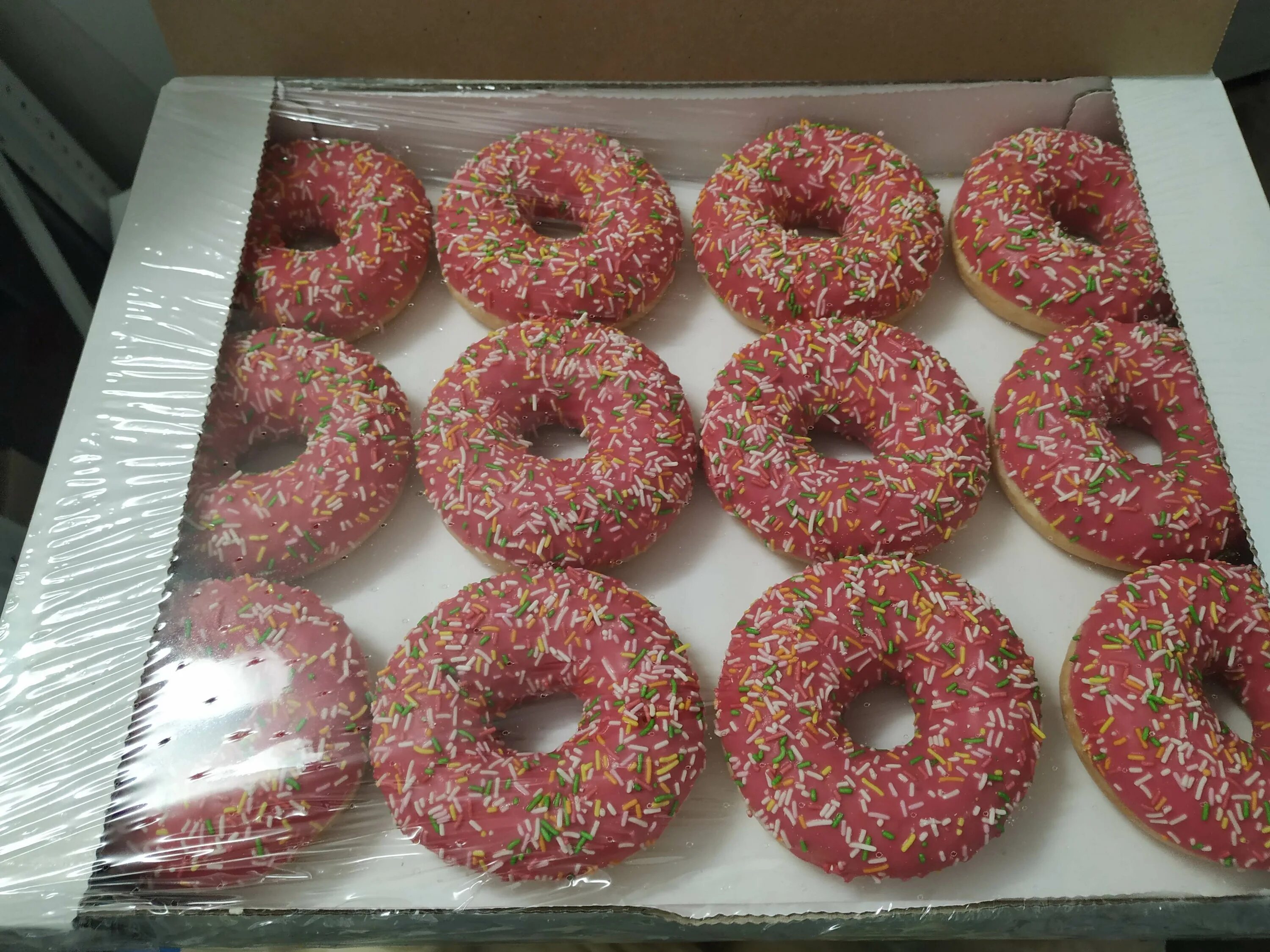 Пончики пятерочка. Американские пончики. Букет из пончиков. Берлинские пончики пятерочка. Берлинские пончики пятерочка.