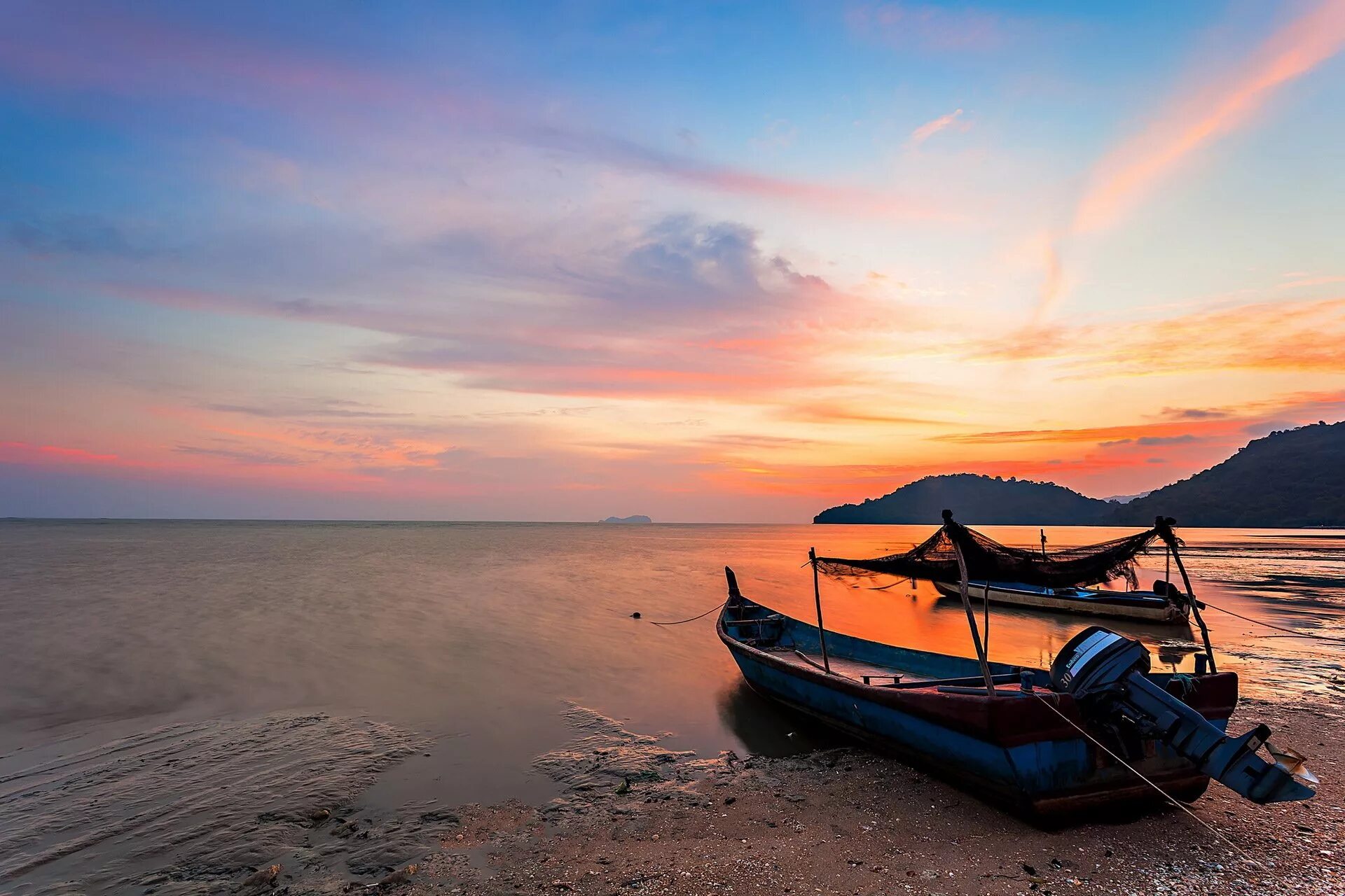 Лодка sea. Море пляж лодка. Лодка в море. Лодка на берегу моря. Пейзаж море лодка.