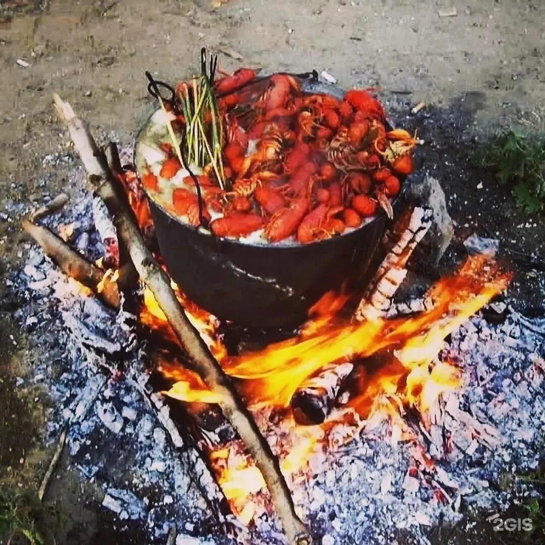 Уха на природе на костре. Раки в казане рецепт. Ведро на костре фото. Раки в казане рецепт. Ведро на костре фото.
