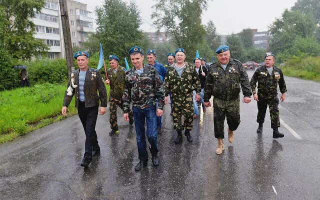 Прогноз погоды ревда 10 дней. Ряженые десантники. Погода в Ревде. Десантники под дождем фото. День ВДВ Ставрополь 2023.