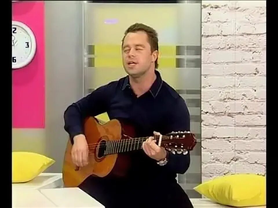 Песня кузи из универа. Универ 2009 кузя. Кузя из универа шняга шняжная жизнь общажная. Кузя с гитарой. Песня кузи из универа.