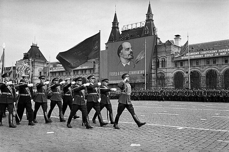 В каком году первый парад. Парад победы ссср 1945. первый парад победы 1965. парад победы 1965 в москве. парад победы 1965 знамя победы.