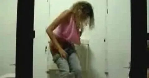 Сестра писает видео