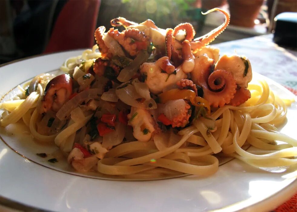 Осьминожки еда. Осьминог на гриле. Блюда из осьминога. Осьминог марокко. Агонь меню екатеринбург ресторан.