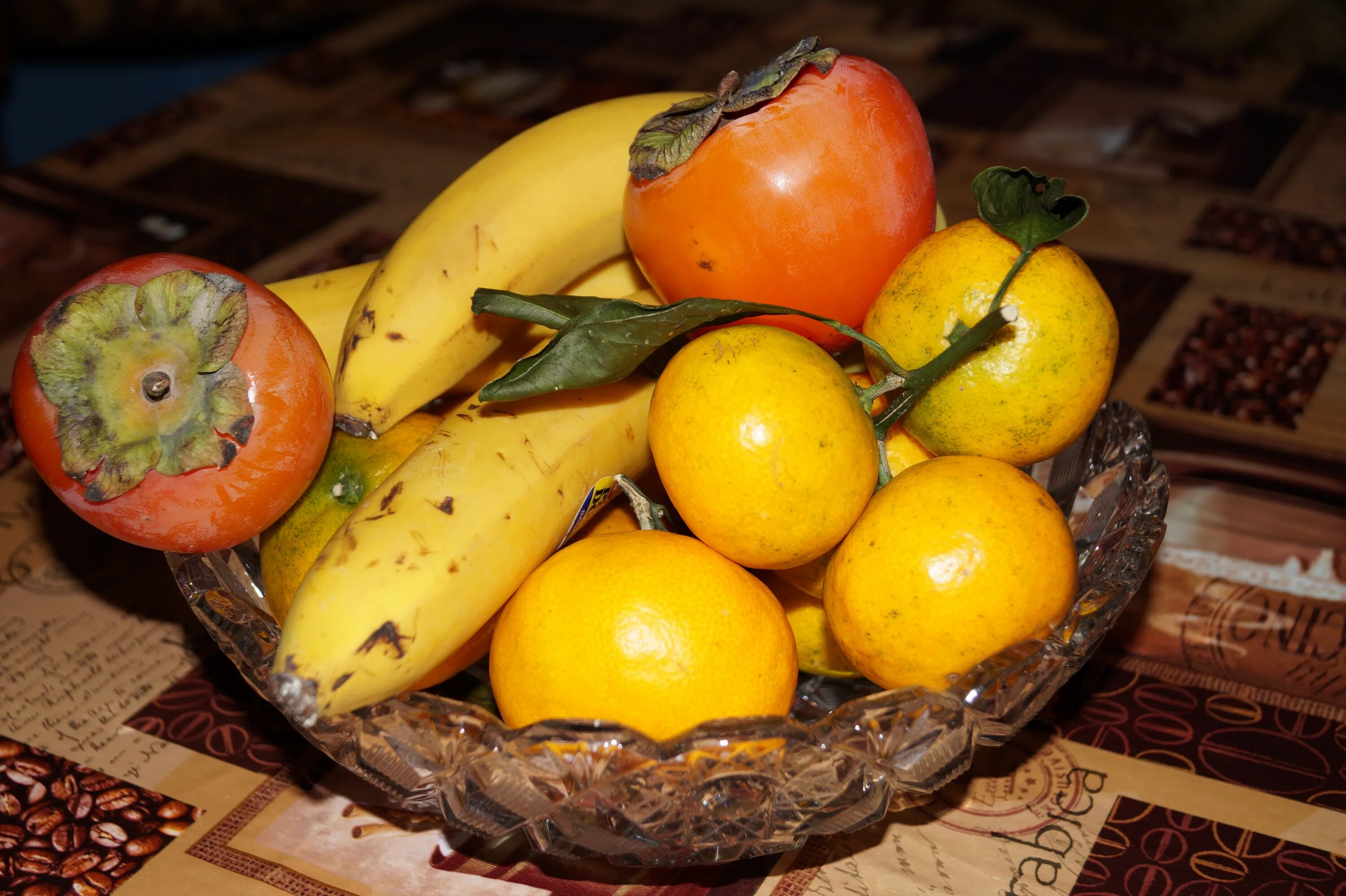 Хурма банан. Хаурма и мандарин. Хурма и мандарин. Цитрусовые фрукты хурма.