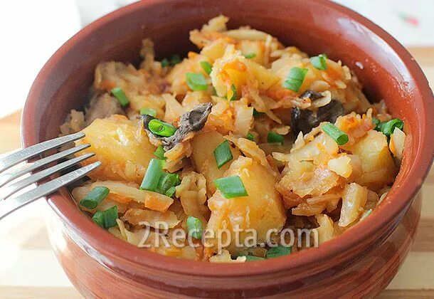 Солянка с картошкой и свежей капустой. Солянка с капустой и картошкой. тушёная капуста с картошкой и грибами. солянка из капусты с мясом и картошкой. солянка с капустой и картошкой и мясом.
