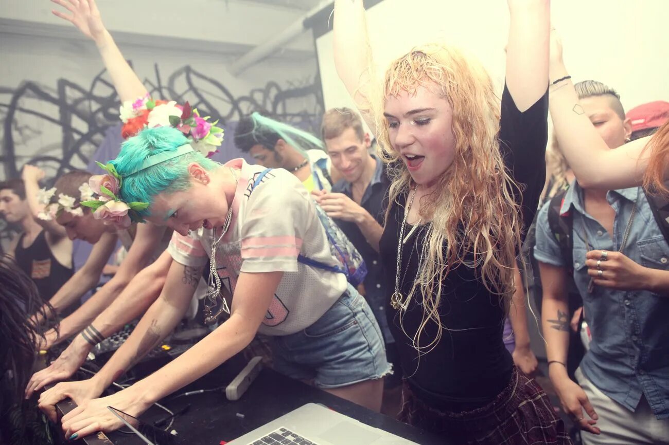 Grimes сейчас. Grimes певица. Grimes фотосессии. Граймс певица фото. Grimes 2023.