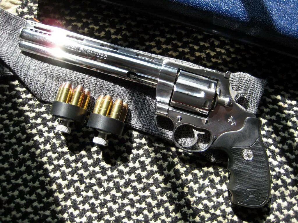 Калибр магнума. Револьвер Магнум 44. 44 Magnum револьвер. Colt Anaconda Калибр 44 Magnum.. Калибр револьвера Магнум.