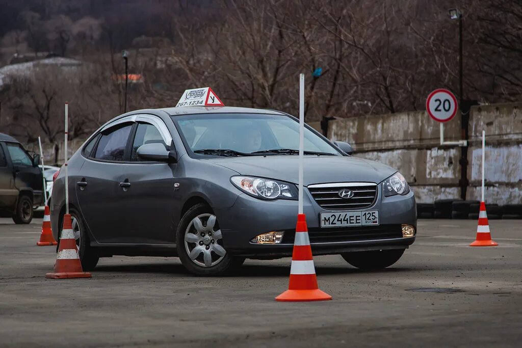 Сайт автошколы за рулем. Машина автошкола. Руль для автошколы. Автошкола Владивосток. Автошкола седан б.