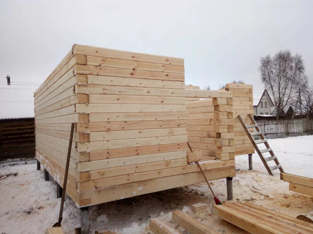 Сборка бани из бруса. Баня из профилированного бруса 100. Баня из профилированного бруса 100х150. Стена из профилированного бруса 100. Брус 100х100 баня сборка.