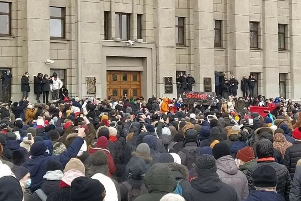 Новости что творится в россии. Митинг в Иркутске 23 января 2021. Митинг Навального 23 января 2021. Массовые протесты в России. Митинг у администрации.