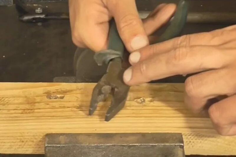 Прибор для вытаскивания гвоздей. Гвоздодер для обивочных гвоздей. Как вытащить шляпку гвоздя. Вытащить гвоздь без шляпки. Приспособление для вытаскивания гвоздей из досок.