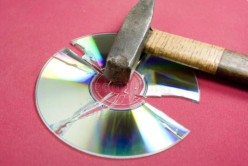 CD_диск сломанный. Сломанный диск. Разбитый компакт диск. Сломанный компакт диск.