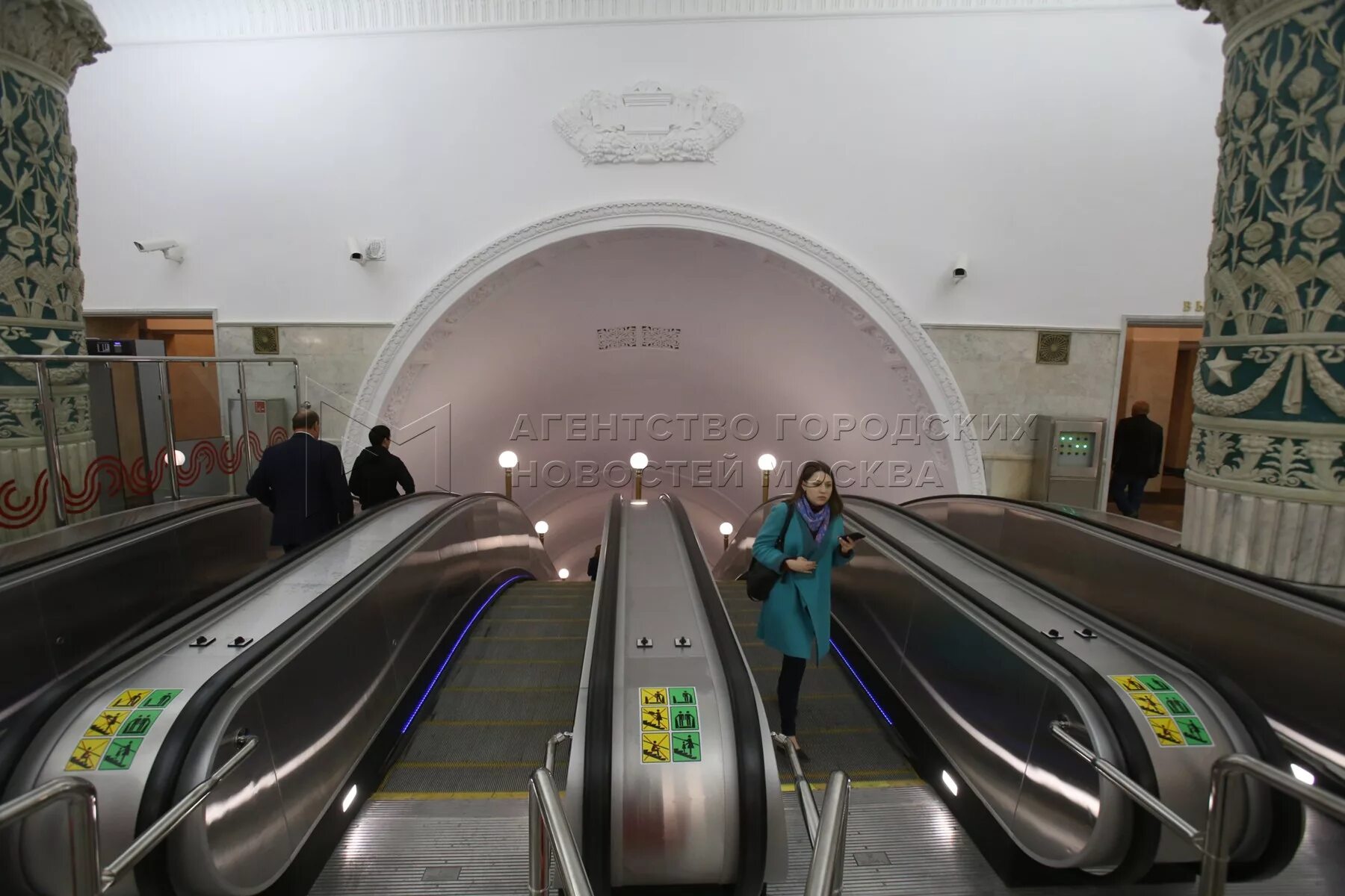 Метро бюро находок москва номер телефона. Метро Рижская открытие после ремонта. Метро Рижская после ремонта. Вестибюль станции метро Рижская. Открыли метро Рижская после ремонта.