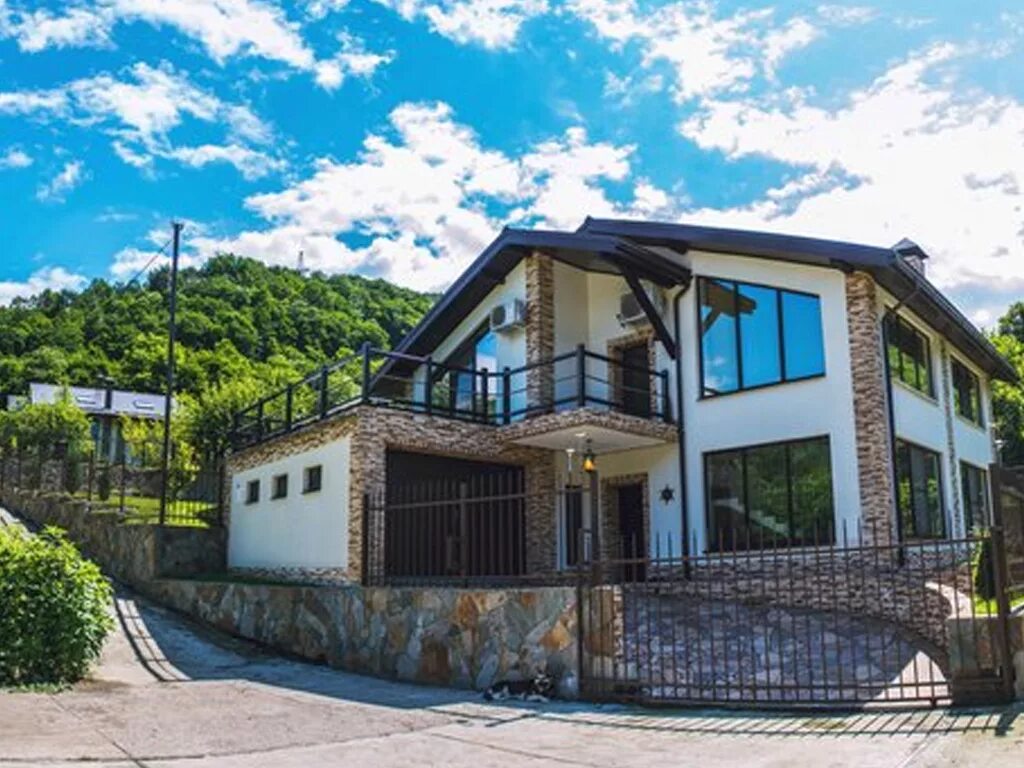 белоснежная вилла в сочи. дом в сочи. сколько домов в сочи. коттеджный поселок высота 1122. особняк в сочи.