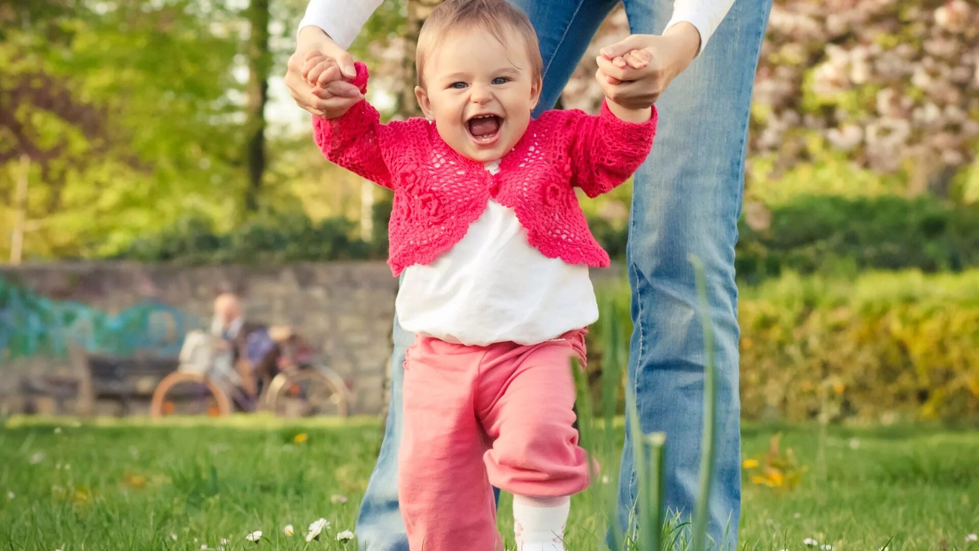 Child step. Прогулки с малышом. Дети радуются. Годовалый ребенок. Ребенок 1 год.