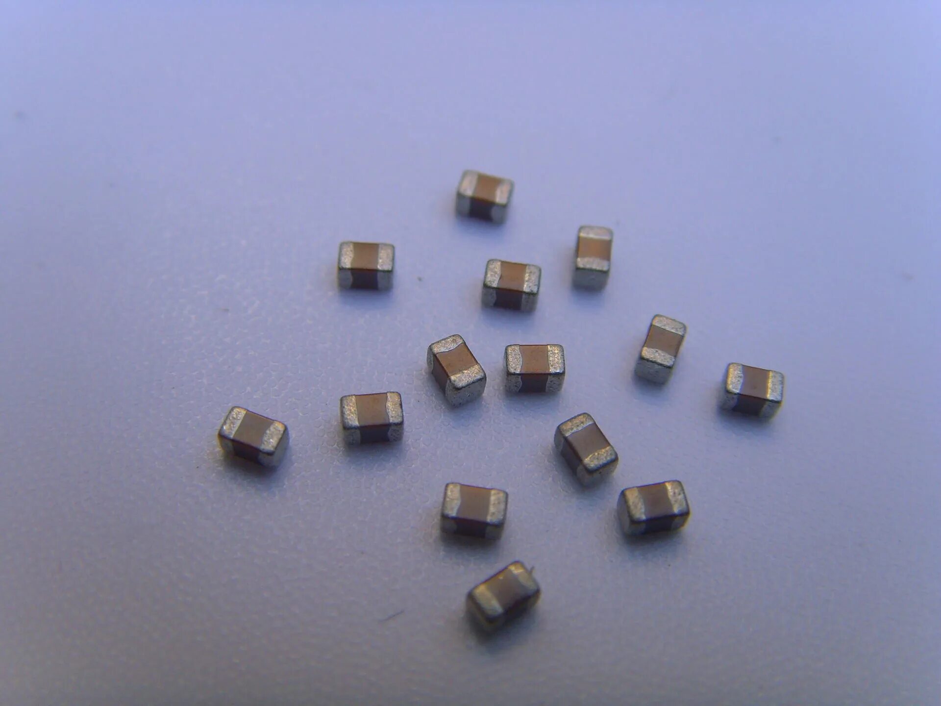 Микро конденсатор. Конденсатор smd 0805 1 мкф ±10% 50в x7r в катушке штук в комплекте. конденсаторы smd микро. конденсатор 0,1 мкф-10%-50в-x7r-0805. 0805 конденсатор микро.