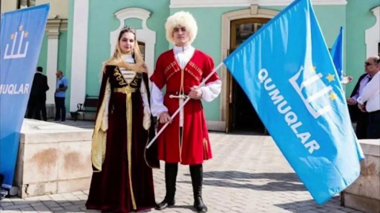 Флаг кумыков. Кумык султан махмуд. Кумыки кумыки. Кумыкская национальная одежда для детей. Кумыкский национальный костюм.