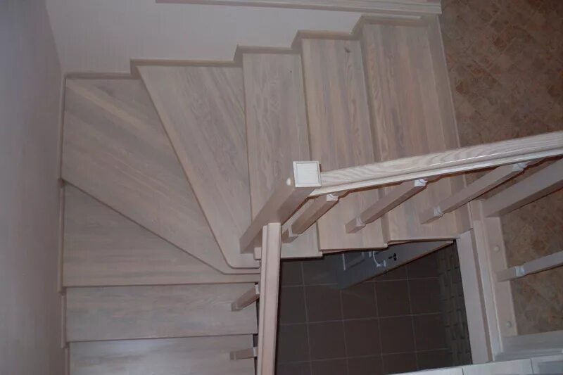 лестница поворотная на 90 градусов своими руками. лестница на второй этаж поворотная на 180 с забежными ступенями. поворотная лестница своими руками. угловая лестница на дачу. поворотная лестница своими руками.