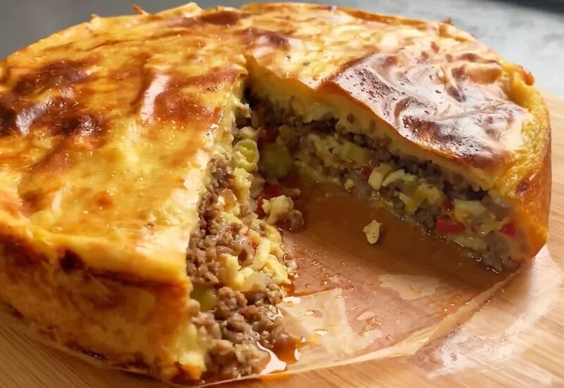 Пирог тесто из картофеля. Пирог с картофельным тестом. пирог с мясом и картофелем. мясной пирог с фаршем и картофелем. открытый пирог с мясом и картошкой.