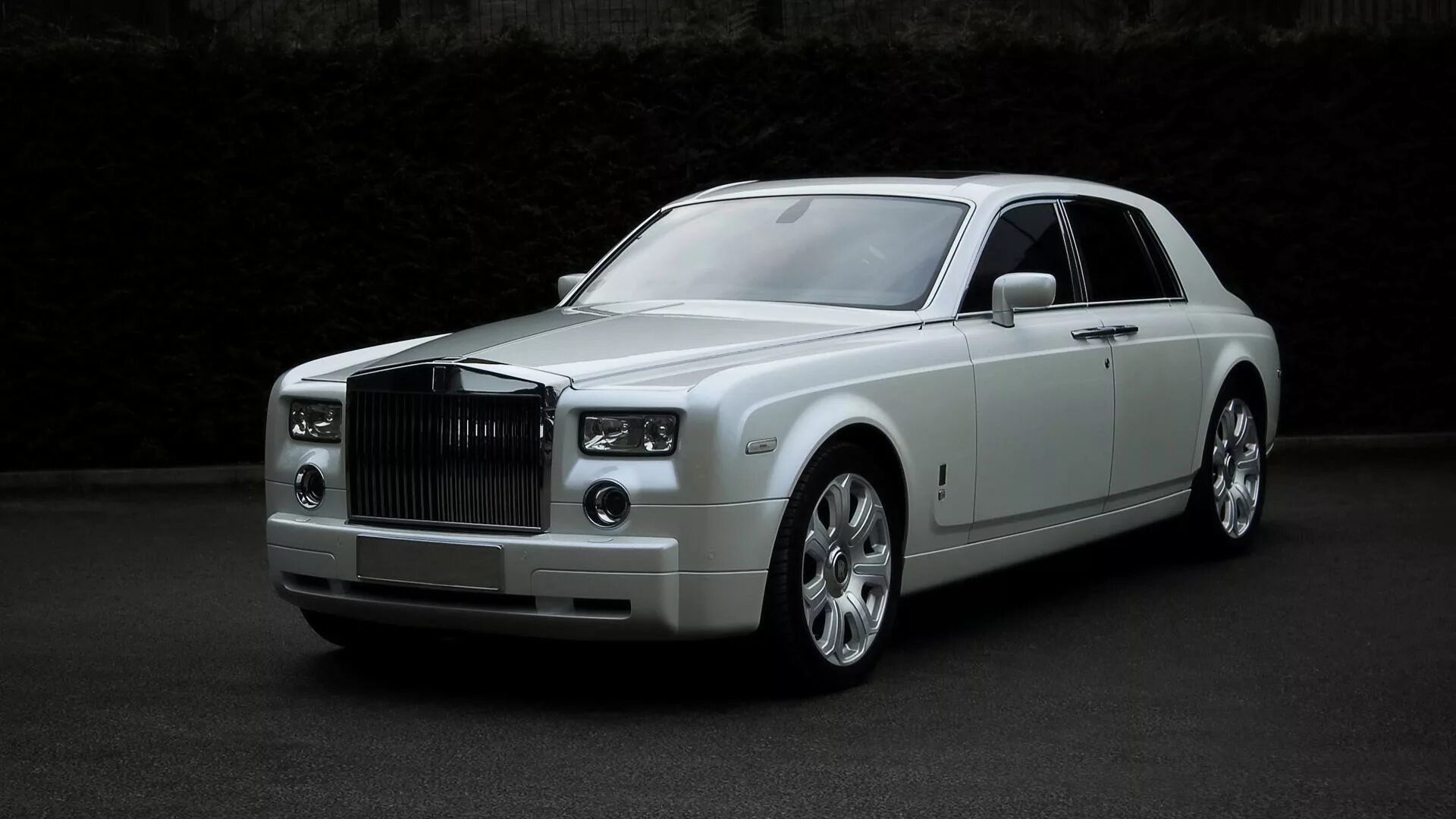 Белый роллс. Роллс Ройс 2009. Rolls Royce Phantom. Роллс Ройс Phantom белый. Роллс Ройс Фантом 2009 белый.