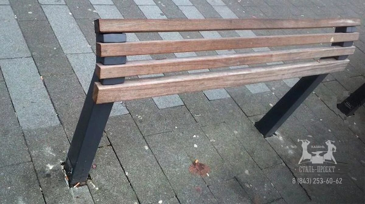 Скамейка на которой неудобно сидеть. Подпорку по середине лавочки у стены. Опорная полускамейка