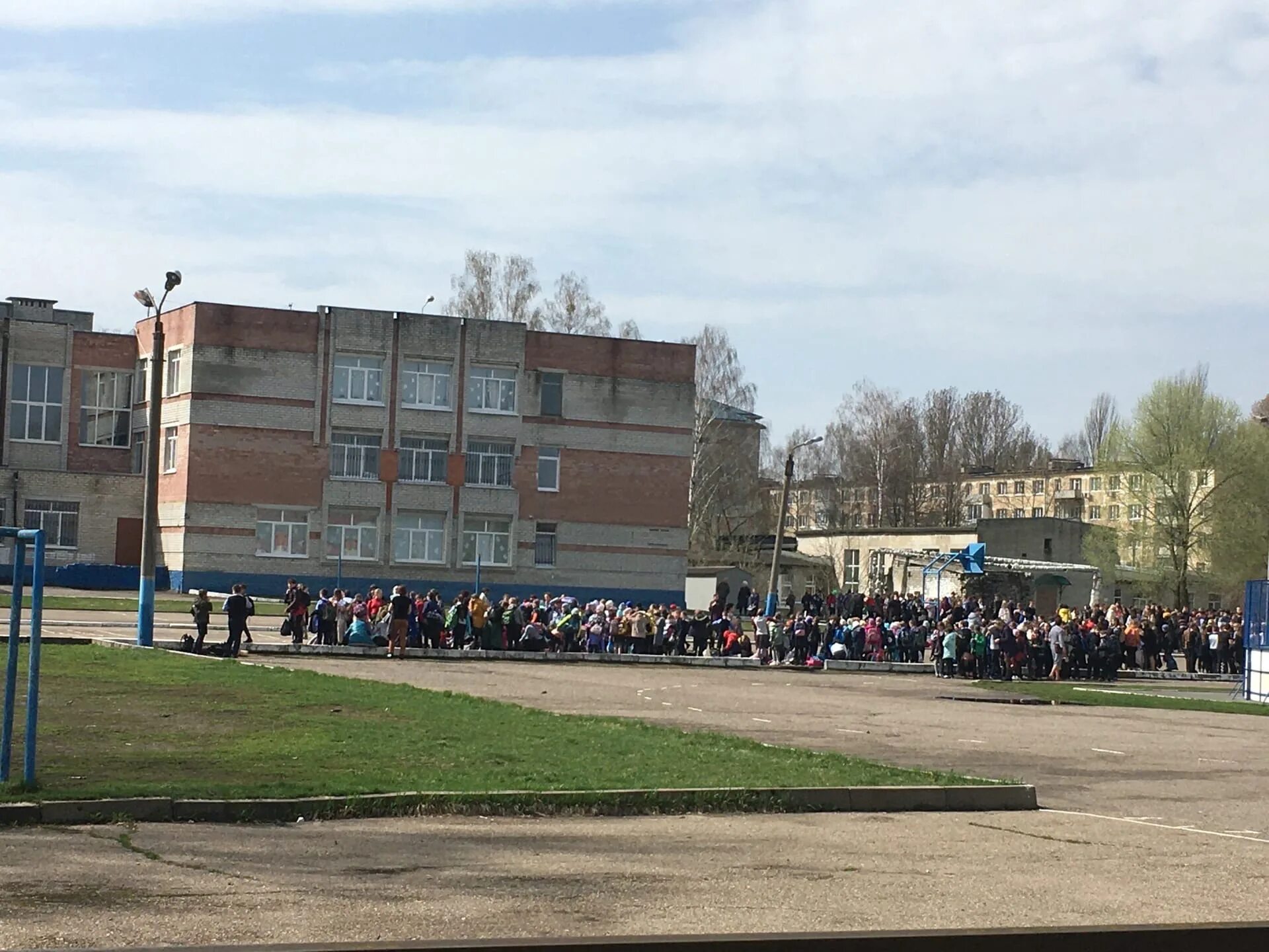 Что случилось в брянской школе. Школа на улице. эвакуация в школе. школа 25 брянск. эвакуация в 71 школе.
