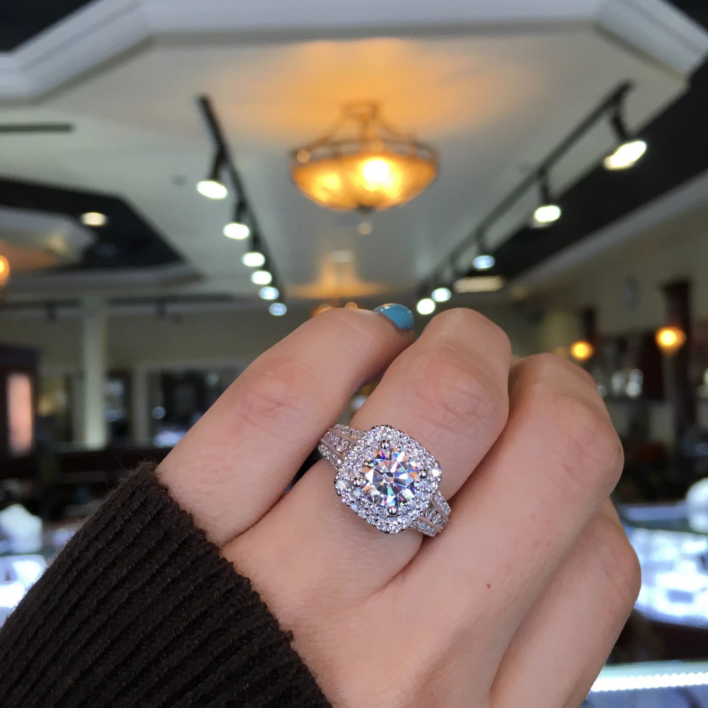 Кольцо с бриллиантом first class diamonds. Диамонд кольцо с бриллиантами. Кольцо эпл Даймонд под Тиффани. Кольцо кольцо Graff Flame Round Diamond Engagement Ring. Помолвочное кольцо эпл Даймонд.