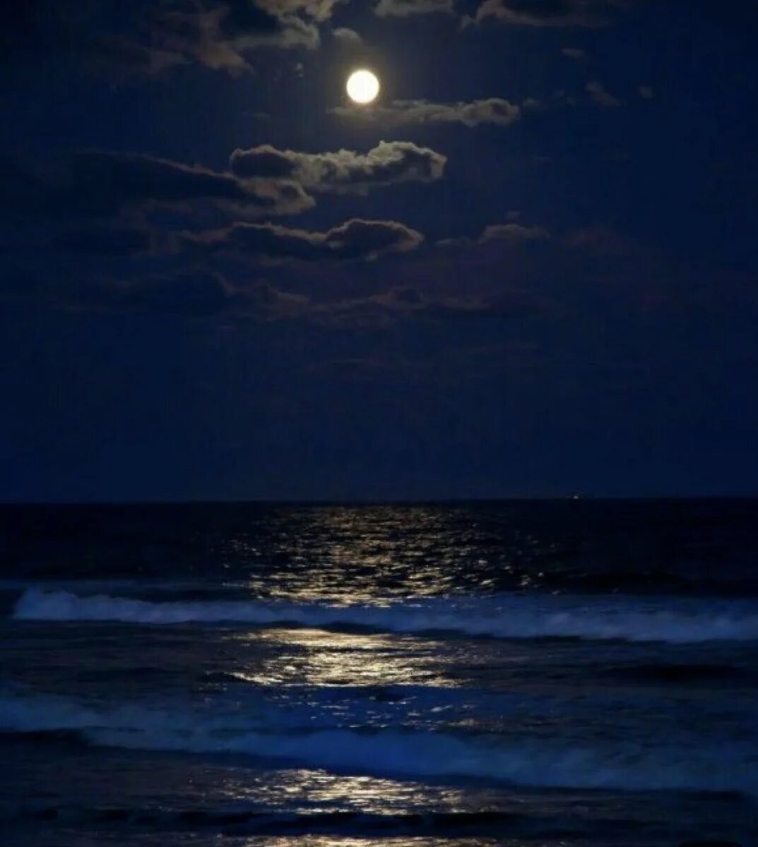 Картинки моря ночью. Океан ночью. Ночное море. Лунная ночь. Ночь в море.