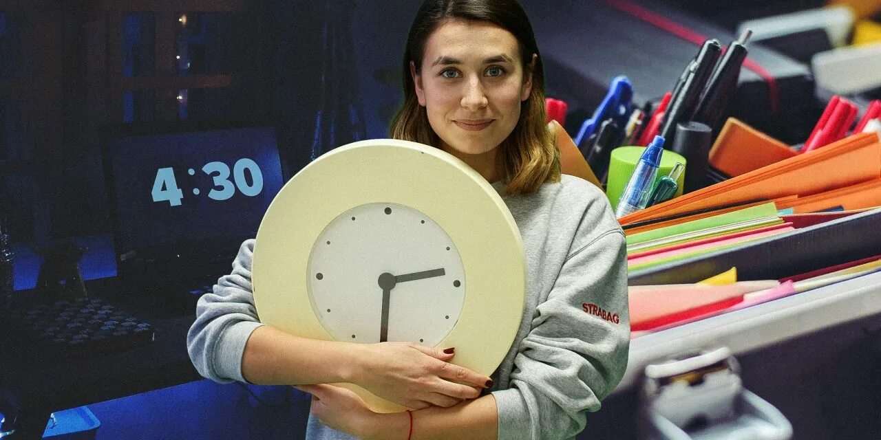 Мем про просыпание в 4 утра. Кот мем. Проснулась в 4 44. Если человек просыпается ночью. Проснулась в 4 44.