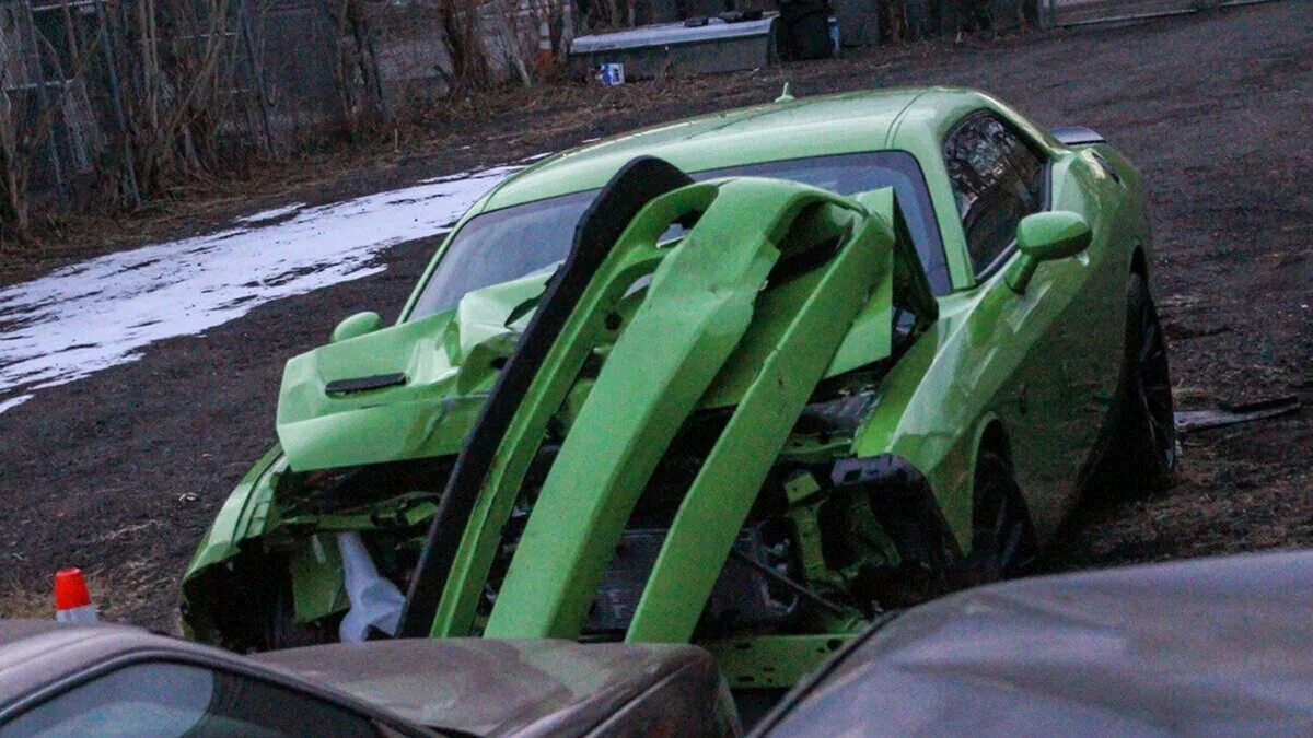 Разбивать машины на телефон. Dodge Challenger crash. Додж Челленджер авария.