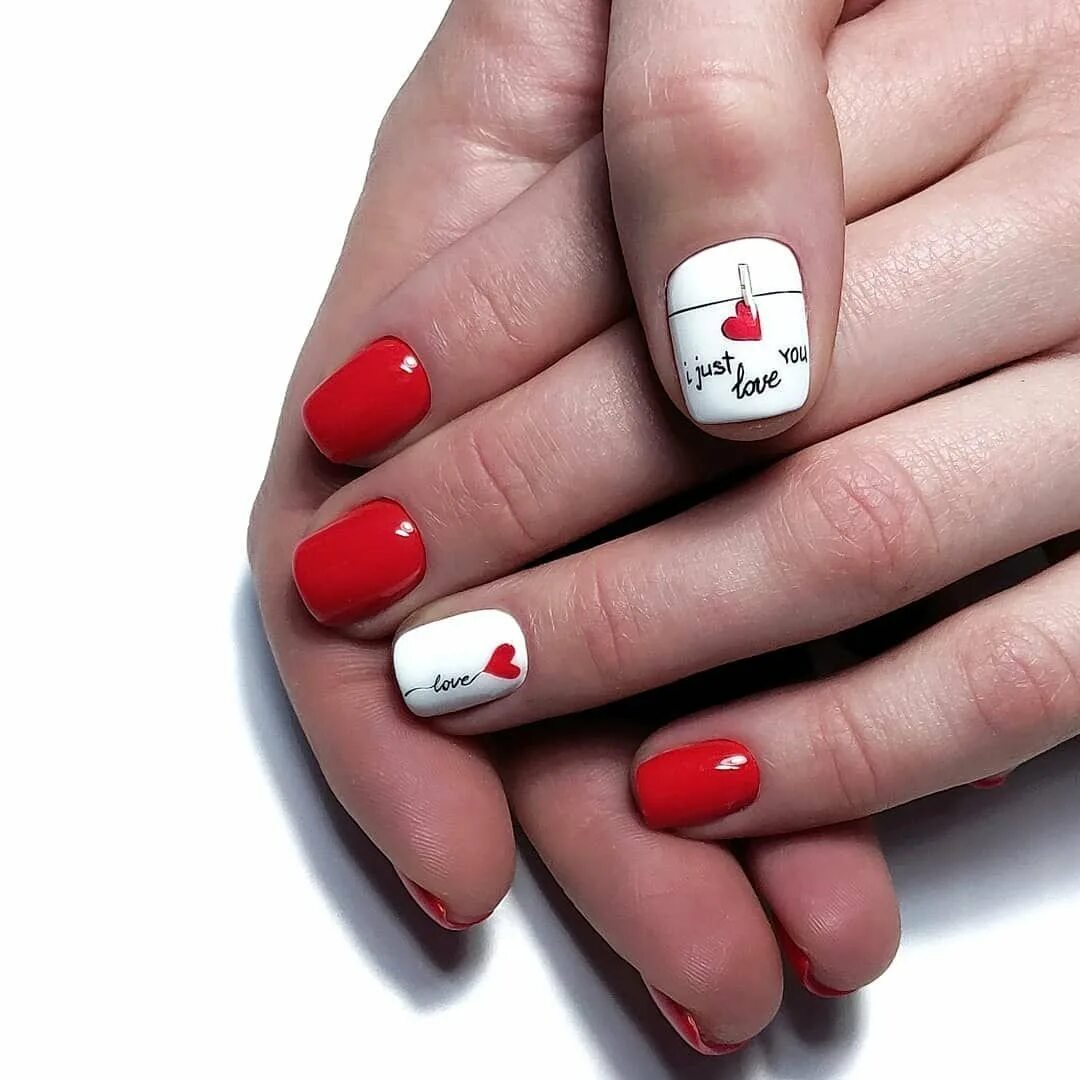Маникюр с сердечками. Белые ногти с сердцем. Белые ногти с сердцем. Маник юелый с сердечком. Маникюр с сердечками.