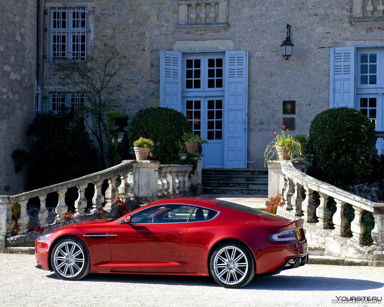 Машина около дома. Красивый дом с машиной во дворе. Машина в гараже. Особняк с машиной. Гараж рядом с домом.