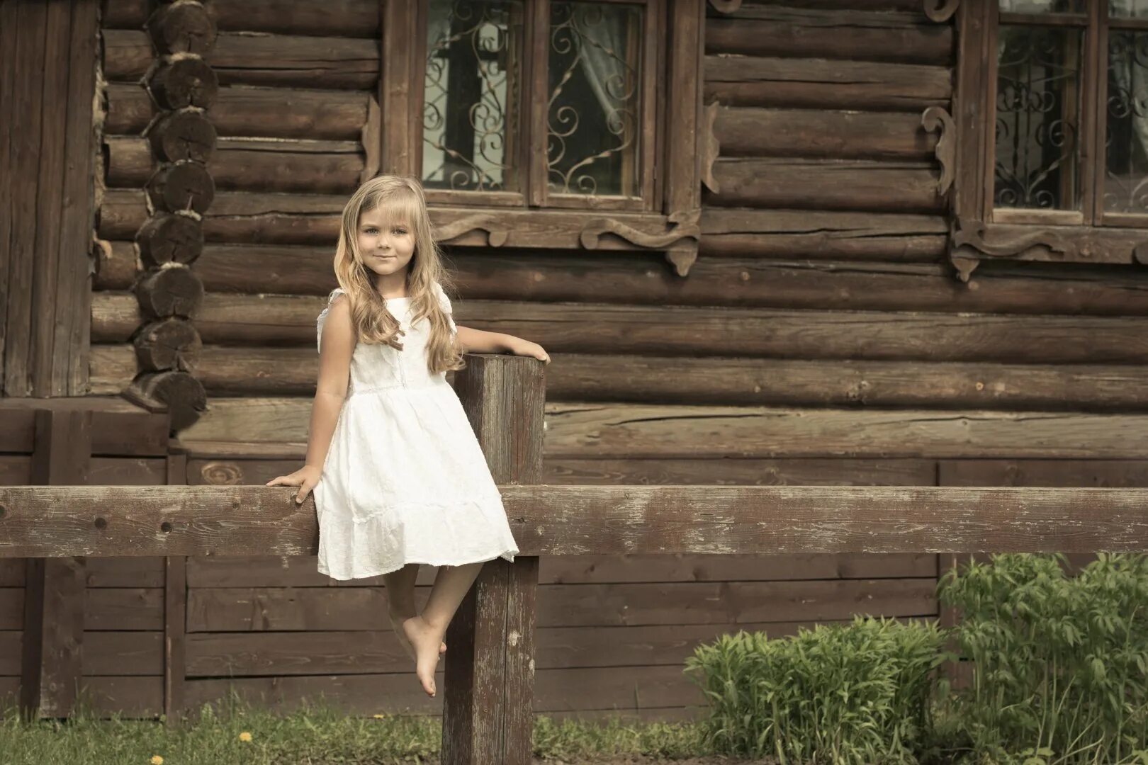 Первый год деревни. Девочка в деревне. Фотосессия в деревне. Сельские девушки. Фотосессия в деревенском доме.