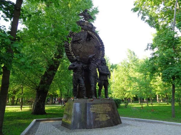 Сквер девичьего поля москва. Толстому в сквере девичьего поля. Памятник толстому в сквере девичьего поля. Памятник толстому в сквере девичьего поля. Памятник льву николаевичу толстому в москве.