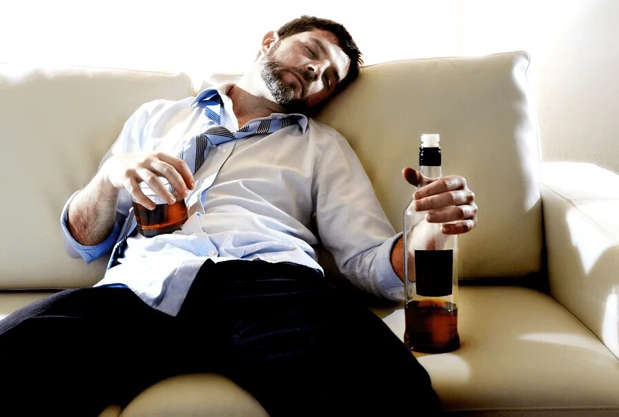Друзья сильно напились. Муж пьет. Пьющий мужчина. Мужчина с алкоголем.