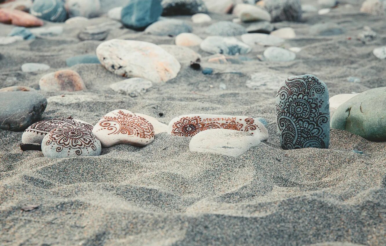 Камни на песке. Камни на пляже. Море пляж камни. Камушки на песке.