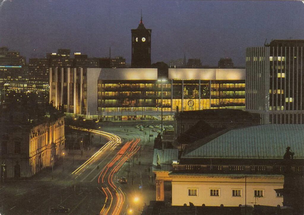 Горбачев в гдр 1989. Германская демократическая республика (гдр). Офицер нна гдр. Гдр парад 1989. Офицер нна гдр пограничник.