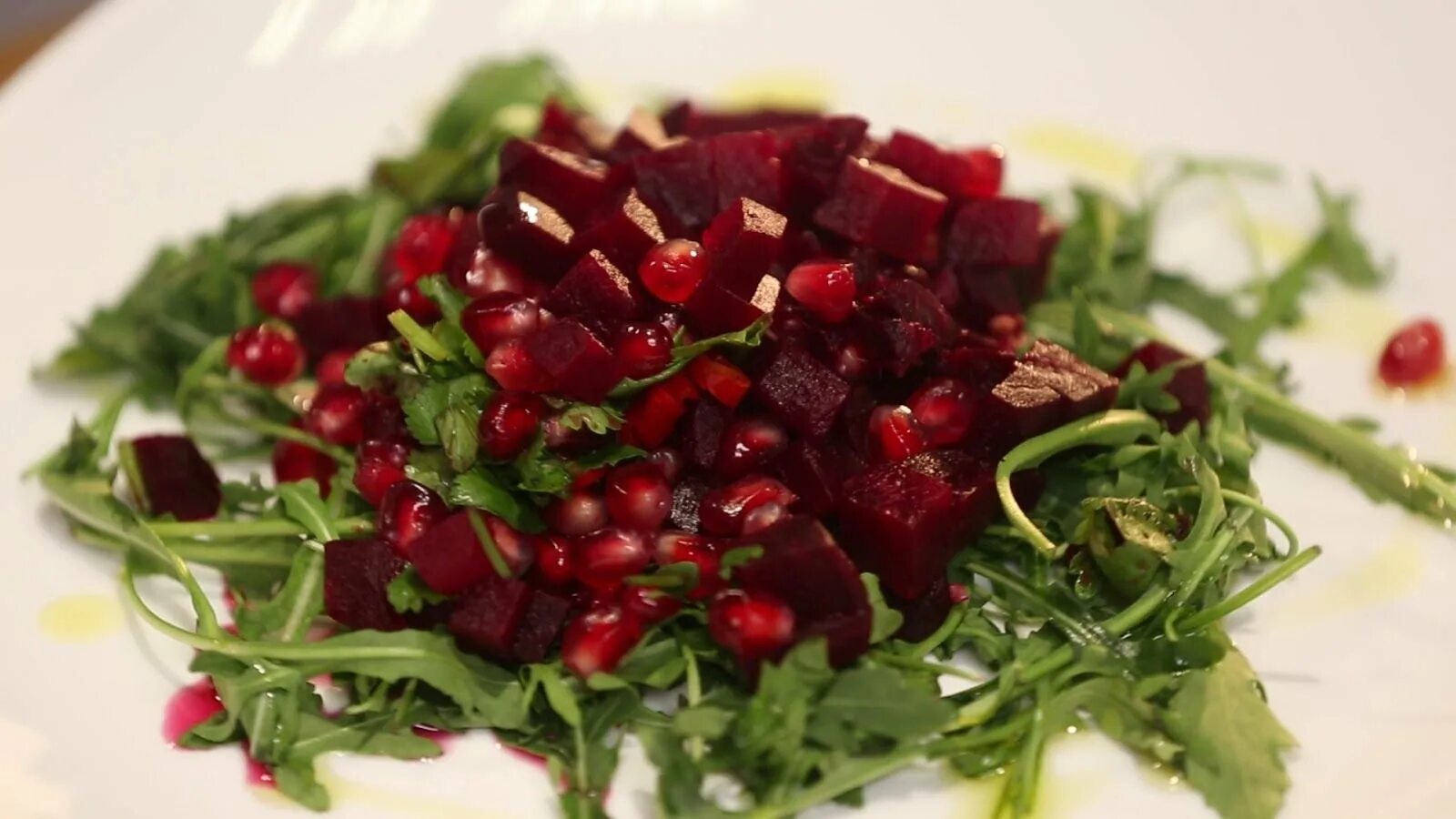 Салат свекла гранат грецкий орех. Салат со свеклой и фетой. Салат свекла гранат грецкий орех. Салат с гранатовым соусом. Салат из свеклы с грецкими орехами и гранатом.
