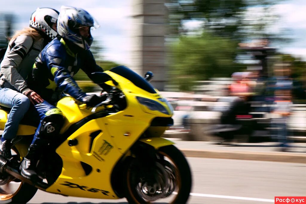 желтый мотоциклист. желтый мотоциклист. Triumph daytona 955i. мотоциклист. Honda cbr 600 f4i.