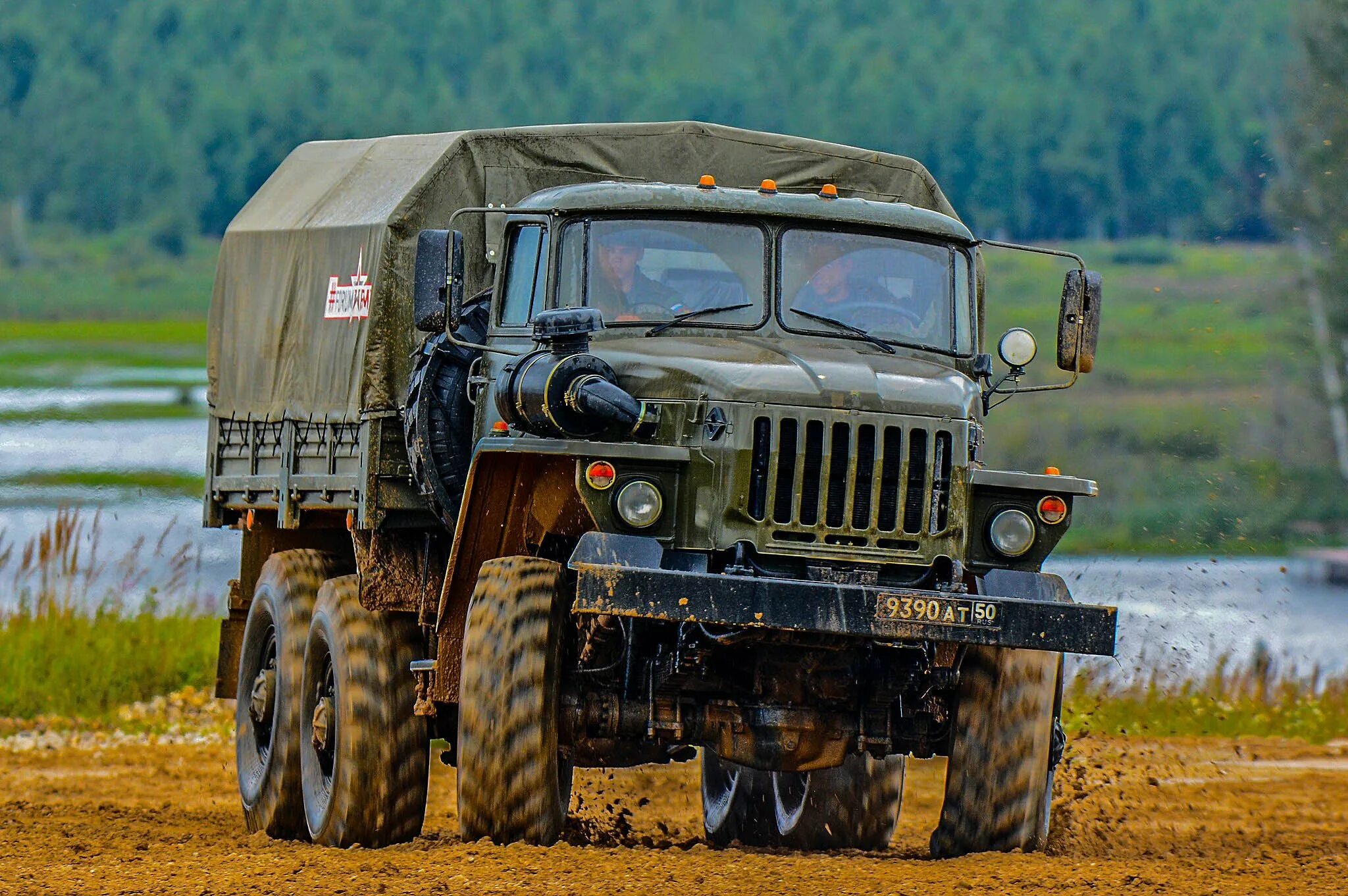 Военный грузовой автомобиль. Грузовик Урал 4320. Урал 4320 армейский. Военный тягач Урал 4320. Урал-4320 грузовой армейский.